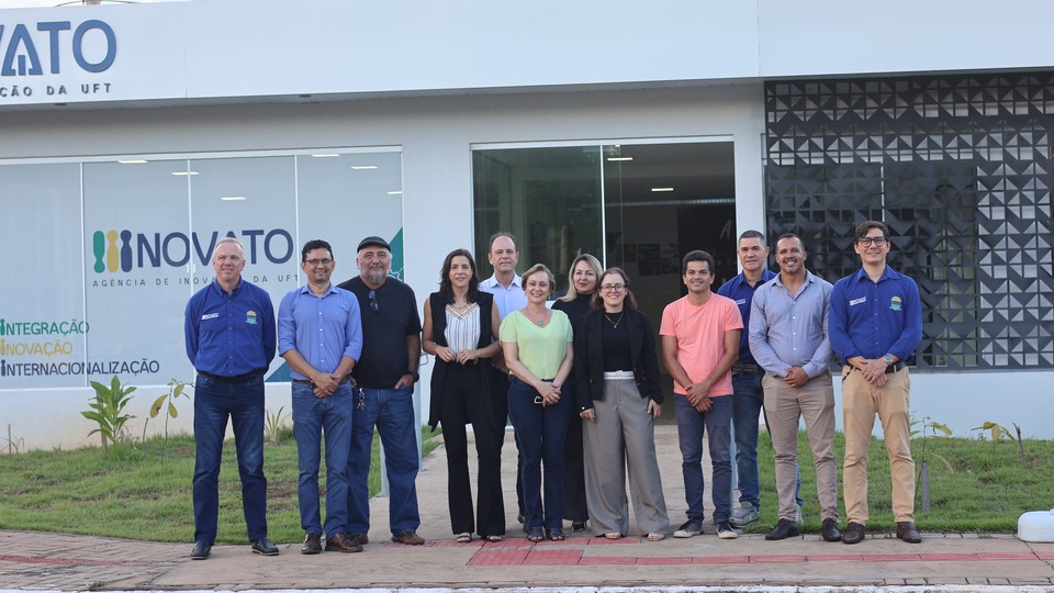 Reitor, pró-reitores e equipe da Agência de Inovação comemoram a aprovação do projeto (Foto: Jordanna Simonelle/ Sucom)